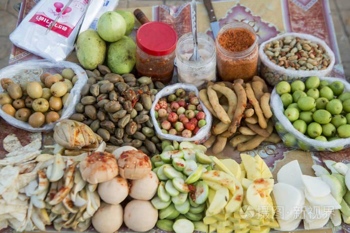 柬埔寨金边市街头市场上的辛辣高棉食品照片-正版商用图片05ac4o-摄图